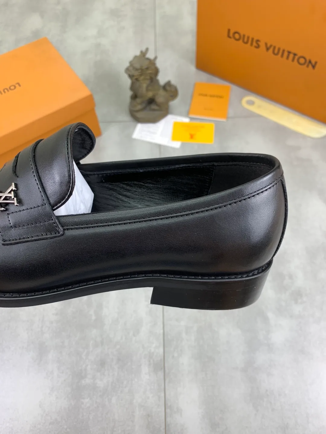 Men's Men's Shoes 💰P420 [New Style] 💰Yangli💎💎💎[Louis Vuitton] LV high-end men's formal business leather shoes, original order 1:1! Original imported calfskin, original metal buckle, imported sheepskin lining for feet, original outsole, men's shoe size: 39-45 (38.46 customized) black optional